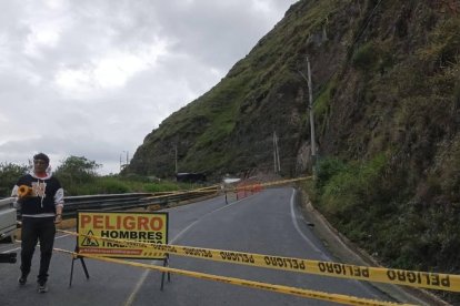 Hay obra en la vía Ambato - Píllaro.