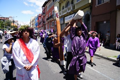 La familia Lanchimba fabricó una cruz con troncos de árboles de un bosque de La Ferroviaria, sur de Quito.