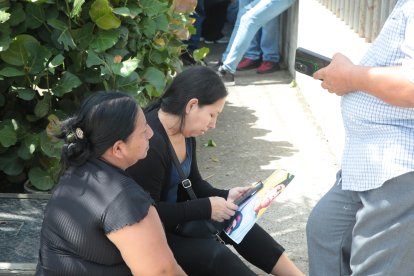 Familiares de víctimas de atentados violentos se encuentran en la morgue de Guayaquil.