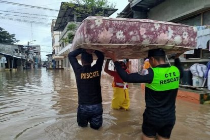 Más de 20 familias han salido de sus casas por la inundación.
