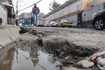 Moradores de la Roldós deben esquivar los huecos que se formaron en la calle Rumihurco porque tampoco hay aceras.