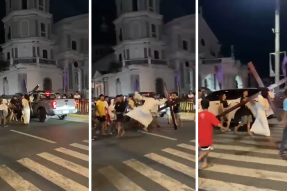 "Jesús" se mandó una patada voladora durante viacrucis y el suceso de volvió viral en redes.