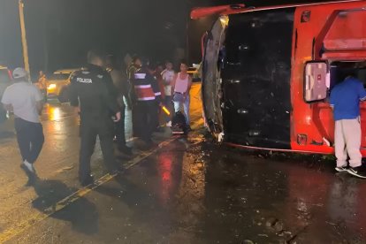 La vía E-20 se convirtió en el escenario de un trágico accidente que dejó un saldo de una mujer fallecida y cuatro jheridos.