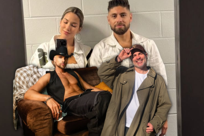 Alejandra Jaramilo y Beta Mejía son pareja. Johann Vera (izq.) y Roberto Manrique se rieron por un comentario de ella.