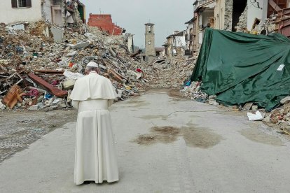Imagen de archivo (2016) del papa Francisco visitando la zona cero del terremoto en Amatrice, Italia.