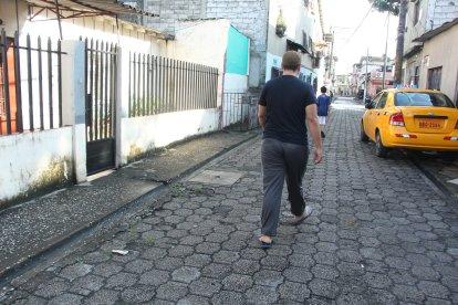 La víctima quedó tendida sobre una tapa de alcantarilla, fuera de una vivienda.