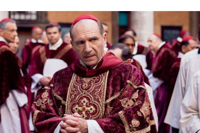 La película ‘Cónclave’, basada en la novela de Robert Harris, ilustra el complejo proceso de elección papal.