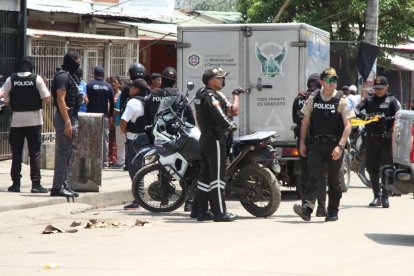 Policías acudieron al lugar para realizar las primeras averiguaciones del suceso armado y también para retirar indicios balísticos del sitio.