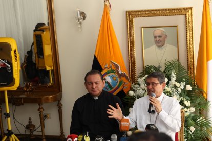 En la rueda de prensa que brindó el cardenal Luis Cabrera (blanco), exhibió un retrato de Jorge Bergoglio.