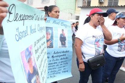 Los familiares, con camisetas y pancartas, pidieron a las autoridades que se continúe con la búsqueda