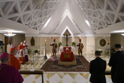 El Vaticano difundió las imágenes del cuerpo del papa Francisco.