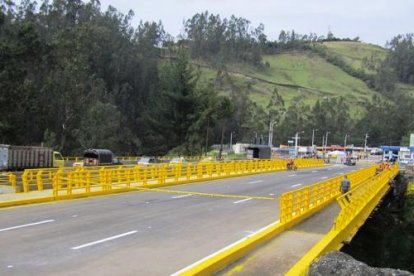 El puente Rumichaca une las fronteras de Colombia y Ecuador.