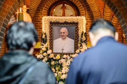 Miles de fieles se preparan para asistir a la ceremonia de despedida en la Plaza de San Pedro.