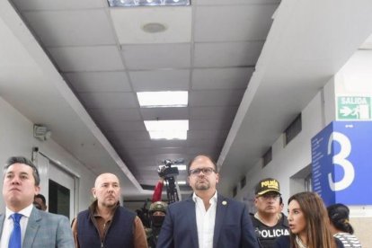 Los ministros de Defensa e Interior recorrieron el Hospital Carlos Andrade Marín.
