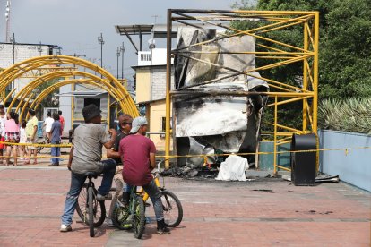 Los vecinos se quedaron en el sitio por más de dos horas para conocer actualizaciones del caso.