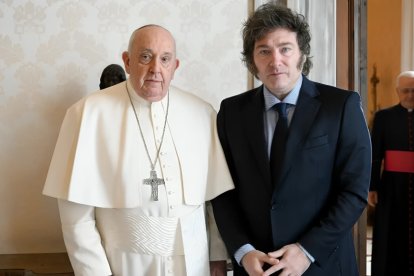 El papa Francisco en un reunión junto a Javier Milei.
