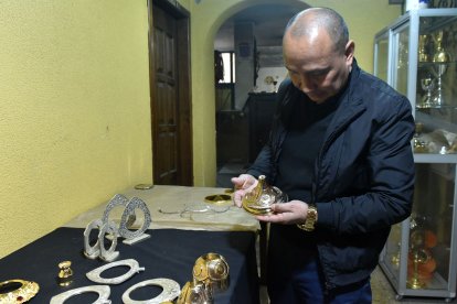 El artesano muestra parte de sus creaciones.