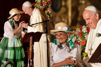 La adulta mayor compartió unos momentos con Francisco.