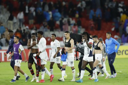 La tristeza de los jugadores albos tras ceder un punto en casa.