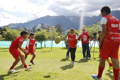 La plantilla de Huma Rugby Ecuador durante uno de sus últimos entrenamientos en el parque La Carolina.