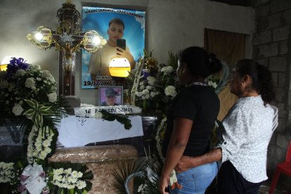 Luego de 11 días, el cuerpo de Israel es velado por su familia.