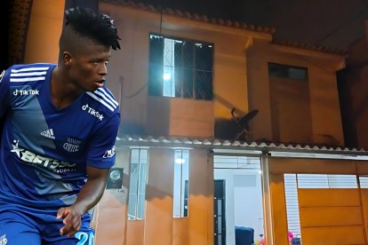 La esposa y el hijo del jugador del Emelec fueron sacados de su casa.