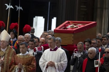 Traslado del féretro del Papa Francisco a la Basílica de San Pedro.
