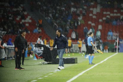 El entrenador Pablo Sánchez estuvo activo durante el juego ante Flamengo.