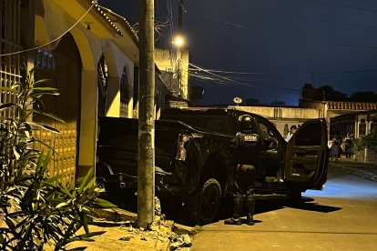 En Machala, una persona fue arrollada por una camioneta que, minutos antes, fue baleada.