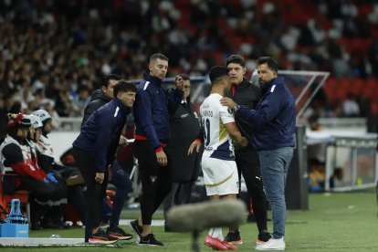 El técnico Pablo Sánchez durante el partido ante Flamengo.