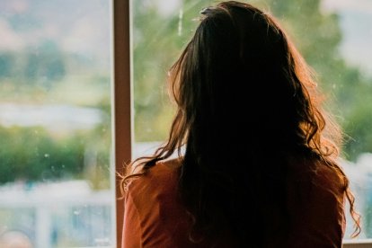 La señora sospecha que su expareja le está amenazando.