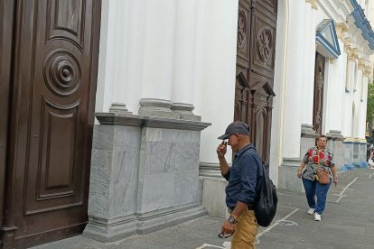 Mauro Arana se persigna frente a las puertas cerradas de la iglesia San Francisco de Guayaquil.