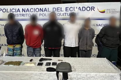 Tres de los sujetos intentaron huir trepándose por los techos.