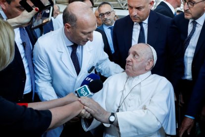 El papa Francisco recibe a medios de comunicación junto al doctor Sergio Alfieri, en junio de 2023.