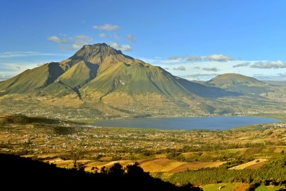 La jornada comunitaria busca devolver el equilibrio ecológico al lago San Pablo, fuente de biodiversidad y cultura.