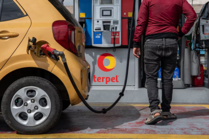 El subsidio a la gasolina ha sido un tema clave en la economía ecuatoriana. Con la caída del crudo, podría llegar a su fin.