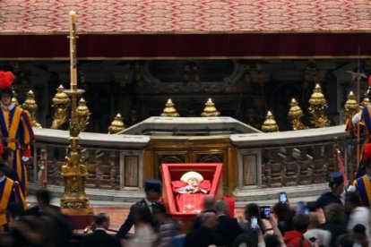 Multitudes se agolparon para contemplar y orar frente al cuerpo sin vida de Francisco durante su velación.