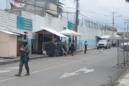 Militares y policías custodian los exteriores de la cárcel de mujeres de Ambato tras el intento de amotinamiento.