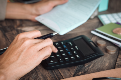 Conoce cómo aplicar al alivio financiero 2025 en Ecuador.