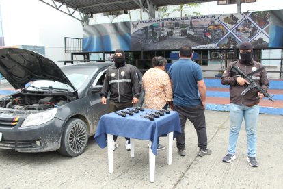 Un hombre y una mujer fueron aprehendidos en un carro, en una vía de ingreso a Durán. El coche tenía ocultos ocho revólveres.