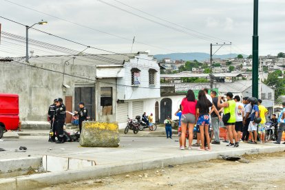 Agentes de tránsito acudieron al sitio para retirar al ciudadano que murió en el lugar.