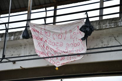 En una sábana blanca junto a los dos bultos dejaron un mensaje amenazante.