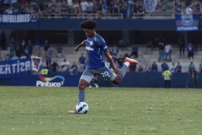Jackson Rodríguez jugando en el estadio Geoge Capwell de Emelec