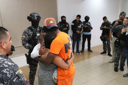 Jackson Rodríguez al momento de reunirse con su familia tras la intervención de la Policía Nacional.