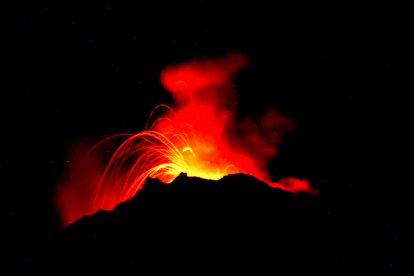 El Volcán Reventador presenta emisión de gases, ceniza y lava las últimas 24 horas.