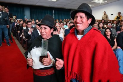 Juan y Carmen Ushca reciben el premio póstumo para Baltazar Ushca, el histórico hielero del Chimborazo.