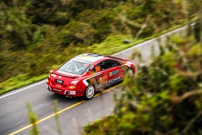 Joffre Yazbek y David Rojas, también de Loja, en una de las válidas pasadas del Nacional de Rally.