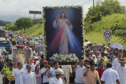 El recorrido de la procesión en la vía a la Costa hasta el santuario es de alrededor de dos kilómetros
