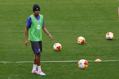 SEVILLA 25/04/2025.- El delantero del Barcelona Lamine Yamal durante un entrenamiento este viernes en Sevilla, en la víspera de la final de la Copa del Rey de fútbol que enfrenta a su equipo al Real Madrid en el estadio de la Cartuja. EFE/ Julio Muñoz