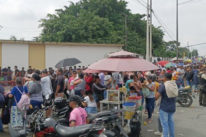 Así fue la multitudinaria convocatoria al acuartelamiento en Guayaquil.